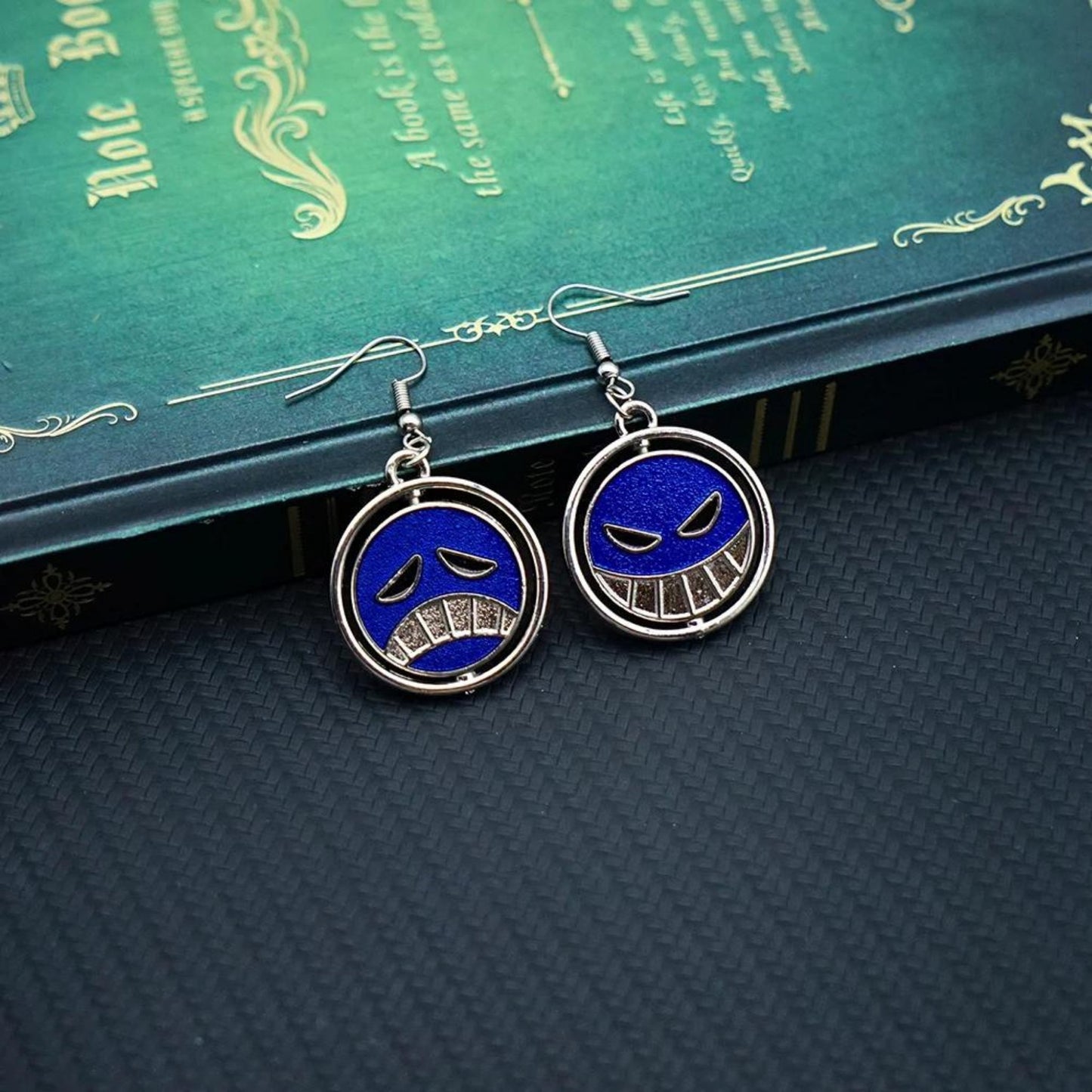 Aretes Colgantes Portgas D. Ace Azul - One Piece