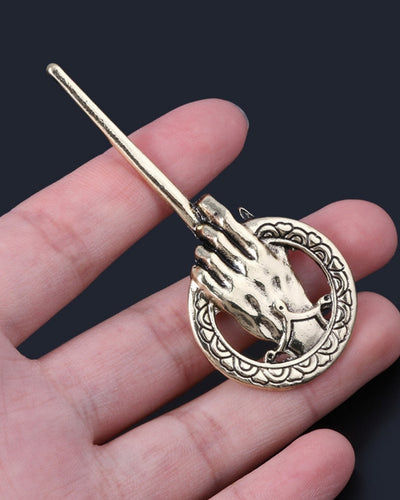 Pin Mano Del Rey Dorado alternativo