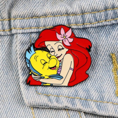 Broche / Pin Ariel Abrazando A Flounder - La Sirenita